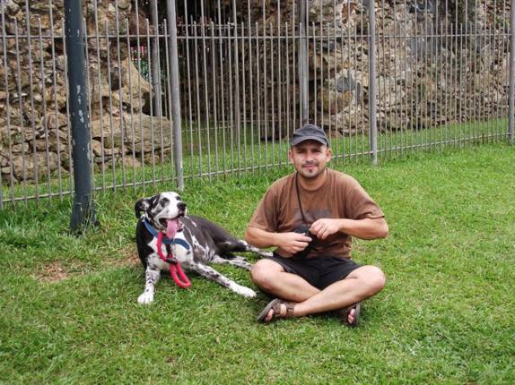 O Pablo, nosso amigo chileno, descansa com a saudosa Diana durante passeio pelas ruas de Curitiba, no Paraná, em Maio de 2011
